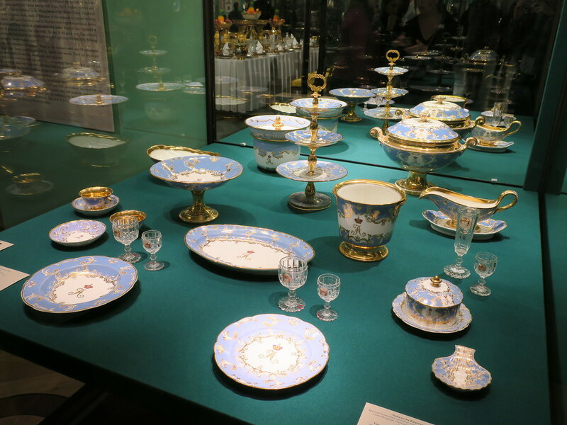 porcelain dinner set purchase price + photo